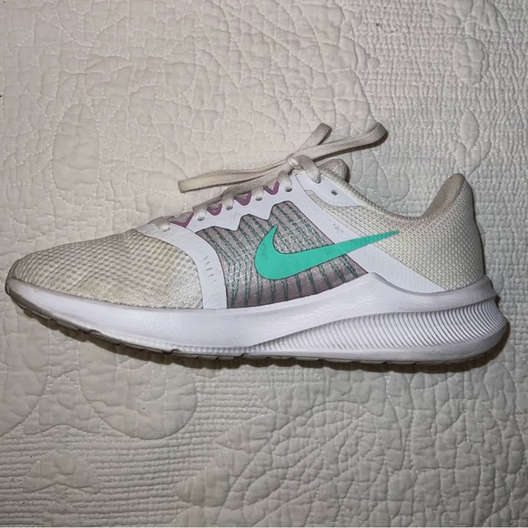 Women’s size 6 Nike running shoes. - Picture 6 of 7